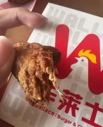 华莱士鸡块中被指吃出“白毛” 伙计回怼：毛又